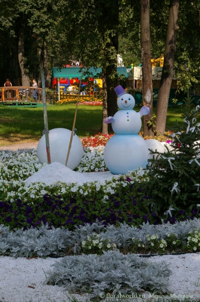 Снеговик среди цветов
Ключевые слова: клумба снеговик цветы парк