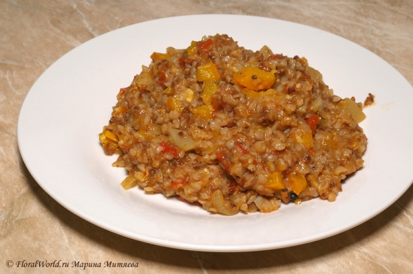 Гречка с овощами, сыром и специями
