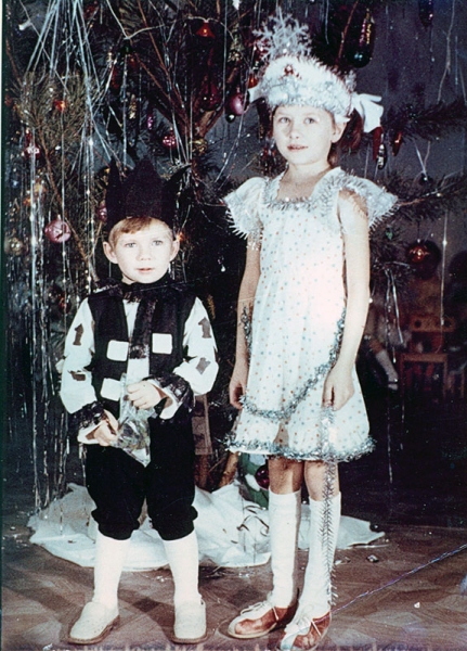  Я и мой двоюродный брат.
Фото сделано в декабре 1986 года, я в костюме "Снежинка", брат в костюме "Шахматного короля".
